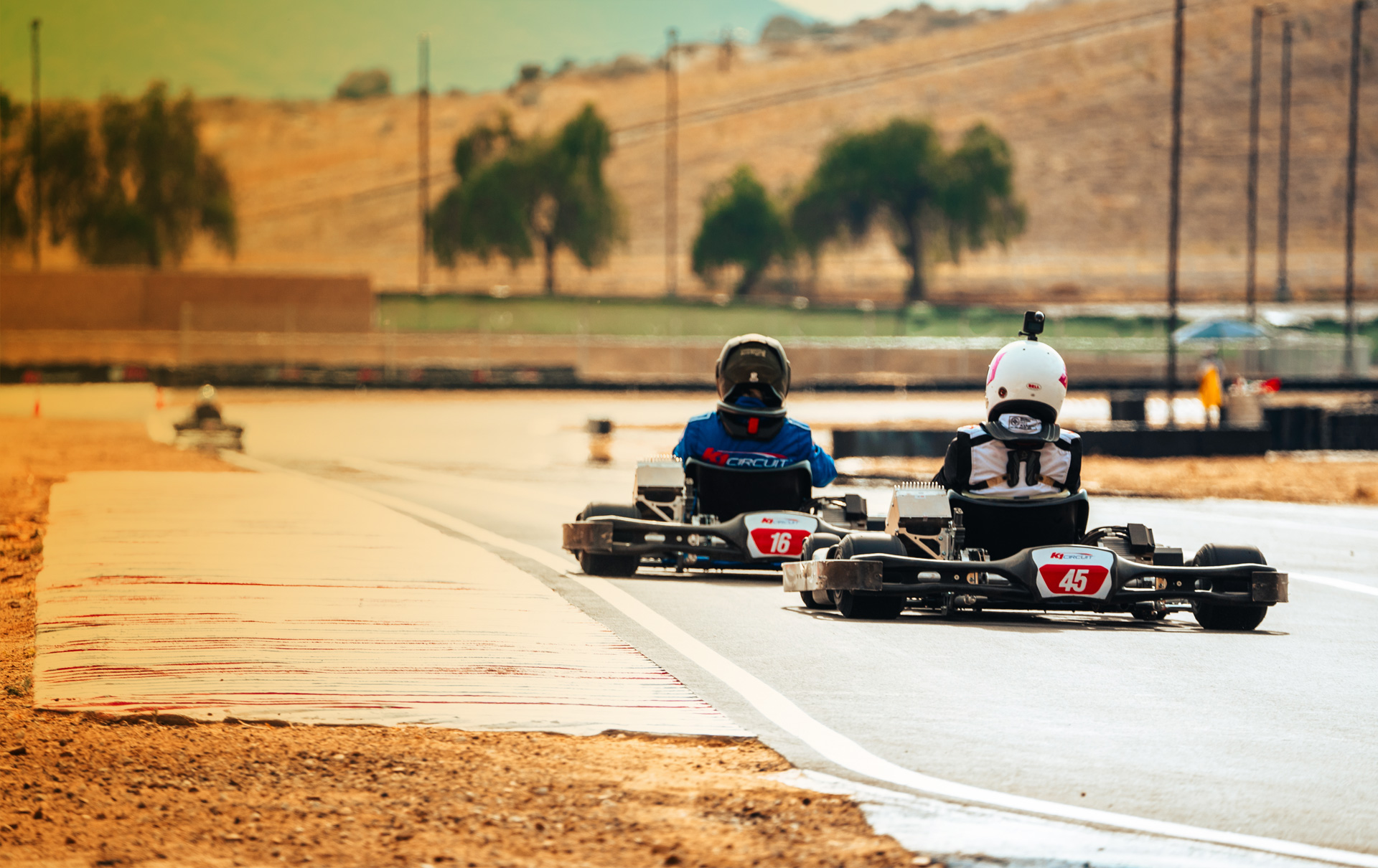 2 karts on track